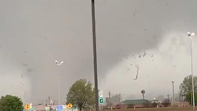 Los impactantes videos del tornado que golpeó Arkansas | Sociedad