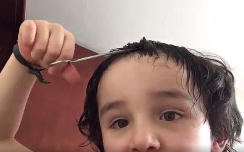 Un niño se cortó el pelo solo y armó un tutorial | Virales