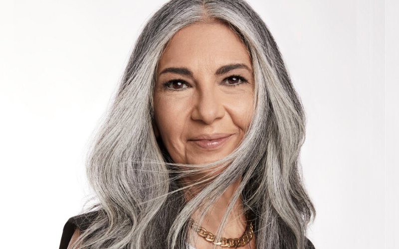 La valentía de una mujer que se animó a las canas: “Mi pelo largo y gris me hizo avanzar” | Recomendados