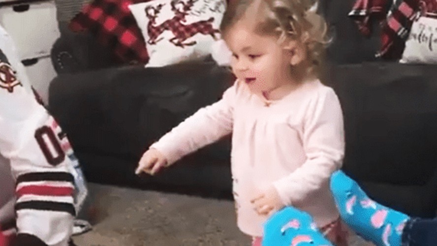 Recibió un regalo inesperado y no pudo controlar su emoción | Virales