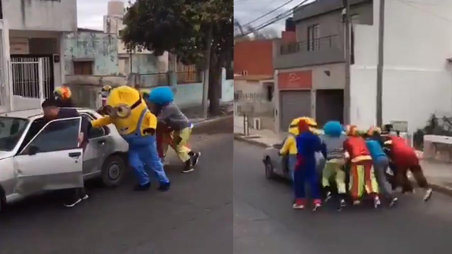 El hombre araña, un minion y un grupo de payasos empujaron un auto que se quedó | Virales