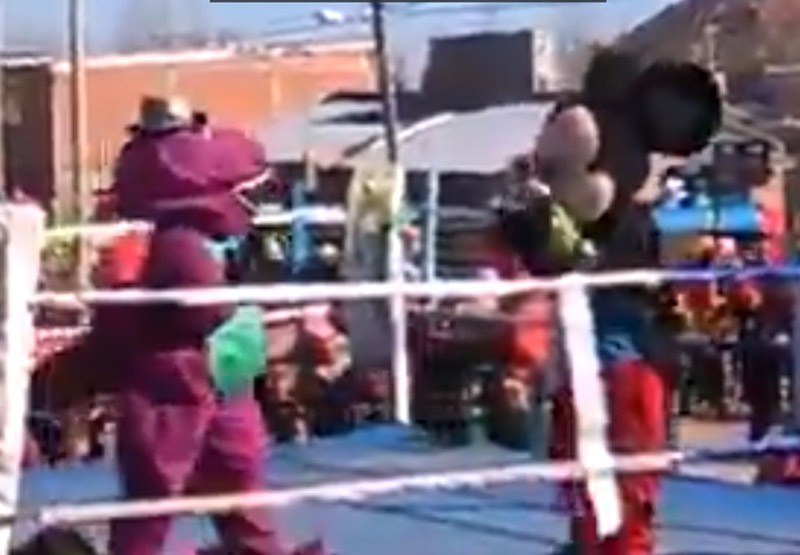 Mickey Mouse y Barney a las piñas arriba de un ring | Virales