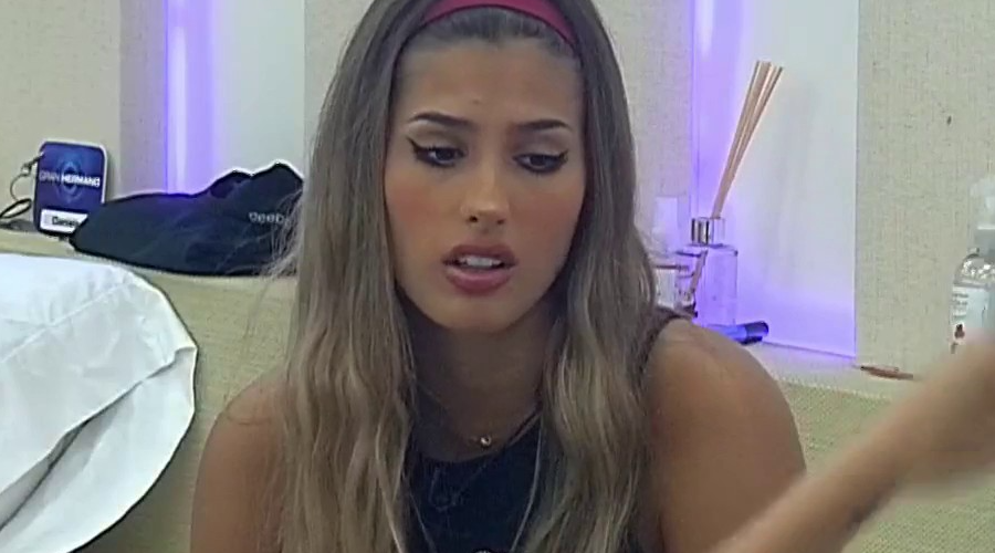 Julieta usa casi rollo papel higiénico entero cada vez baño | Mejores momentos