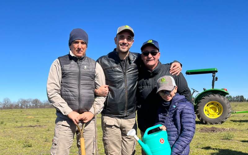 A un año de la primera plantación y junto a más de 300 niños, Abel Pintos sumó 2000 árboles más en Mercedes | Espectáculos