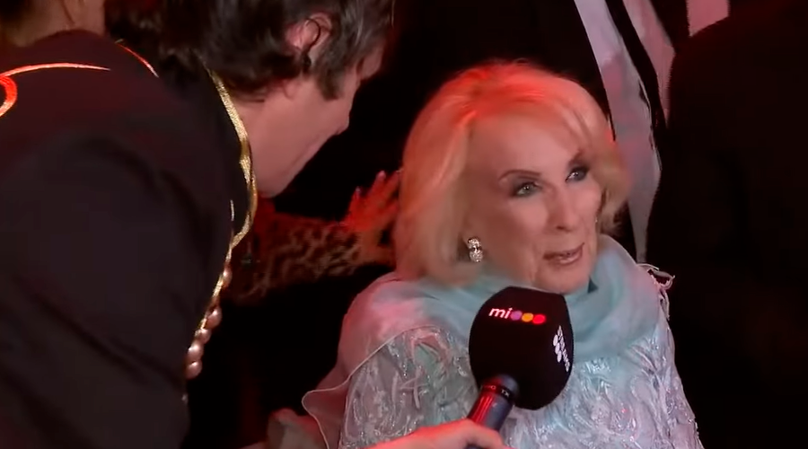 La llegada de Mirtha Legrand a los Personajes del Año de Gente 2023: "No sé cuántas tapas van ya" | Mejores Momentos