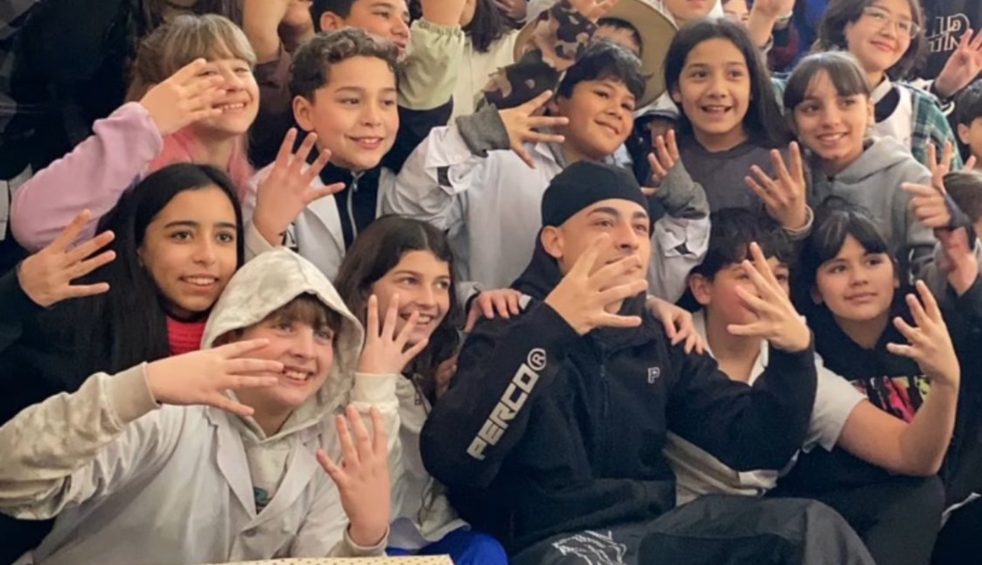 Trueno visitó la escuela donde estudió de niño y donó guardapolvos | Espectáculos