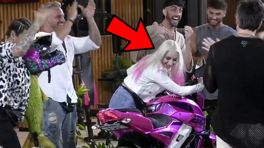Katia entró a Gran Hermano con su flamante moto rosa | Mejores momentos