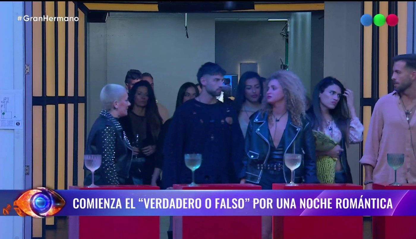 Verdadero o falso por una noche romántica: burradas y una pareja explosiva | Mejores momentos