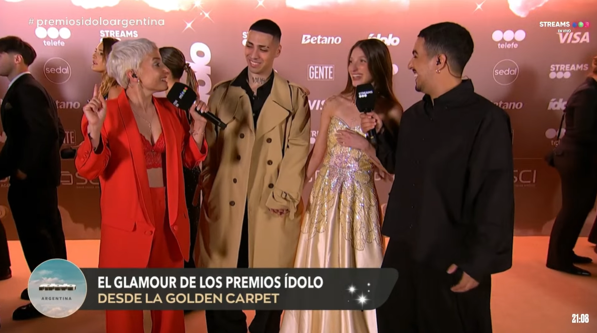 Yami Safdie llegó con su novio, Nacho AG, a la Golden Carpet de los Premios Ídolo 2025 | Mejores Momentos