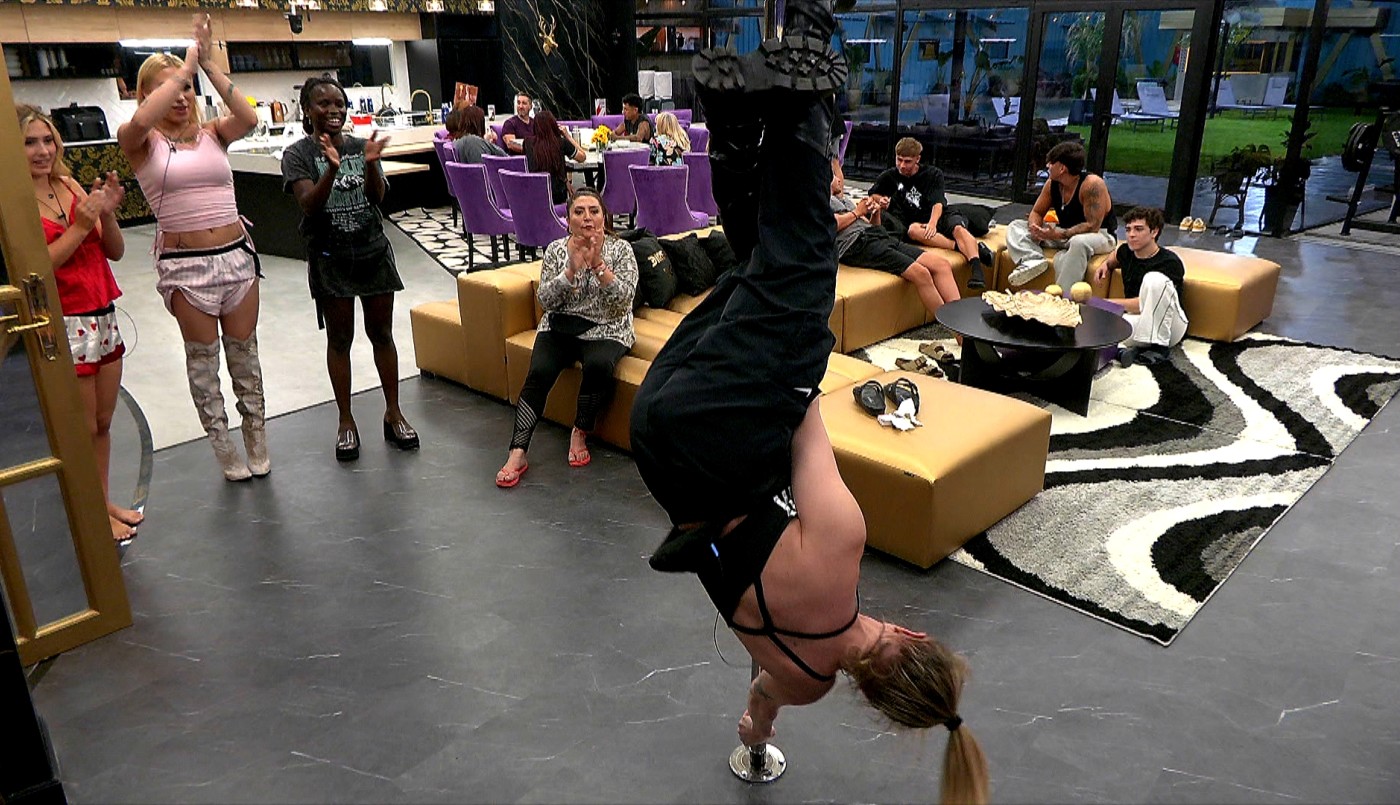 Clases de pole dance en la casa de Gran Hermano Generación Dorada | Mejores momentos