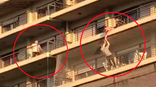 El milagroso rescate de un niño a punto de caerse por un balcón