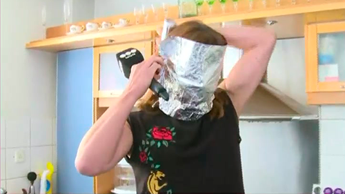 Lizy se disfrazó de momia con papel de aluminio