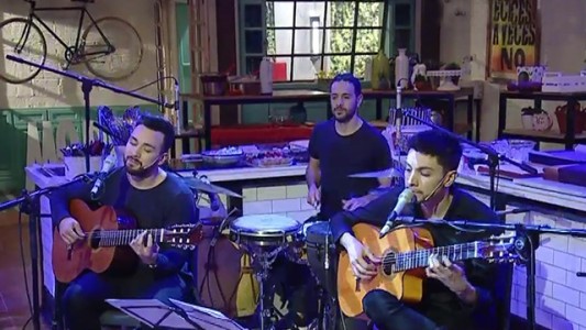 ¡Dos más uno le canta a los niños en su día!