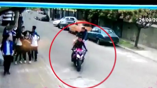 Motochorros asaltaron a chicos saliendo del colegio