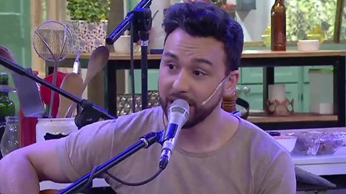 Dos más uno cantan "Entregate"