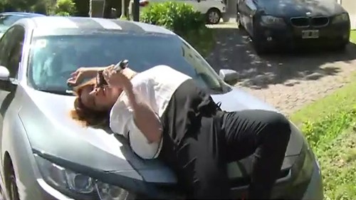 Lizy mostró su lado más hot en un auto de lujo