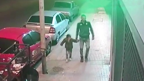 Usó a su pequeño hijo para robar una moto