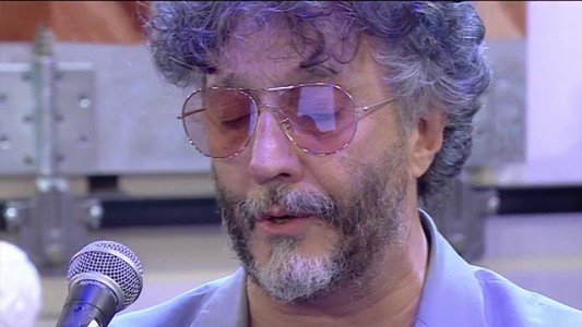 Fito Páez canta "Un vestido y un amor" en vivo