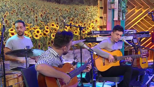 Dos mas uno canta "La Canción Más Hermosa del Mundo"