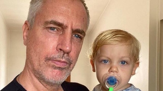 Mirko armó el arbolito de Navidad