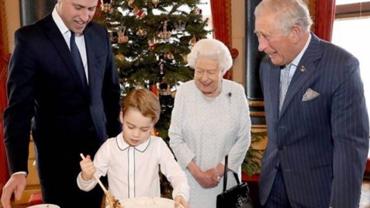 ¿Por qué la Reina de Inglaterra tiene siempre su cartera con ella?