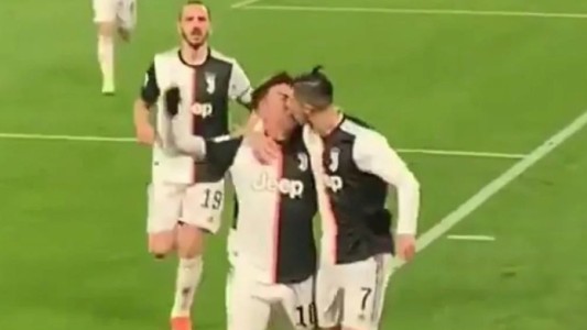 El beso entre Dybala y Cristiano que hizo arder las redes