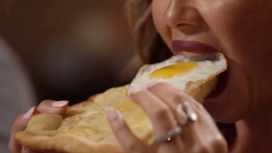 La particular manera de comer pizza de Karina Jelinek