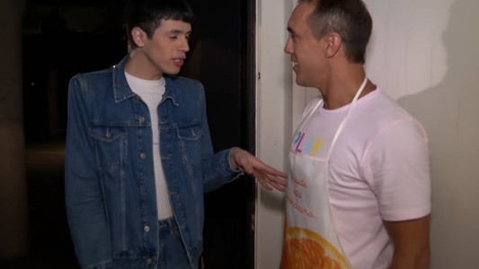 ¿Santiago Artemis le pidió al anfitrión que se desnudara frente a él?