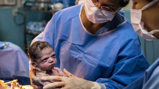 Nació y se convirtió en MEME: la foto del “bebé enojado” que es furor