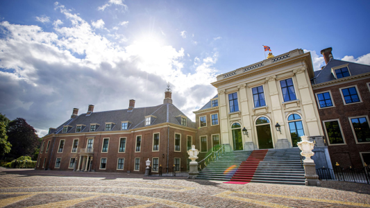 El excéntrico palacio nuevo de la reina Máxima