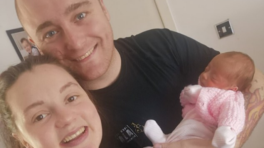 La sonrisa de una bebé prematura que venció el Covid-19 y se hizo viral