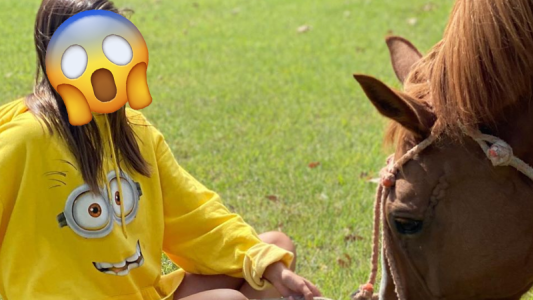 Se cortó el flequillo y le hizo el mismo corte a su caballo