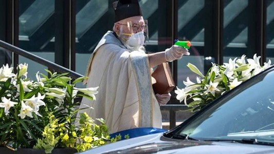 La alocada idea de un sacerdote para bendecir a los feligreses: ¡Con una pistola de agua!