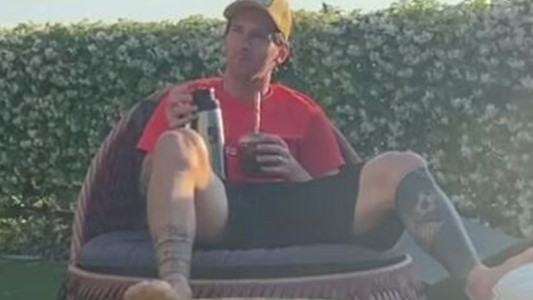 Lionel Messi disfruta de la tarde tomando mate y escuchando a...