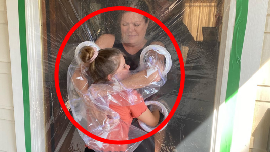 Una niña diseña una cortina especial para poder abrazar a sus abuelos en plena pandemia del COVID-19