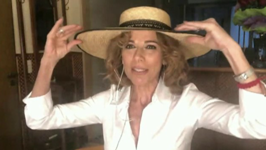 Iliana Calabró y su colección de capelinas