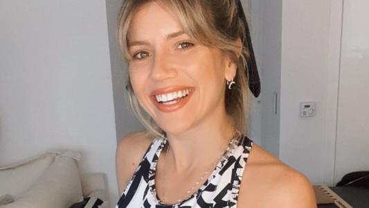 La foto de Laurita donde se reflejan los pies de una persona