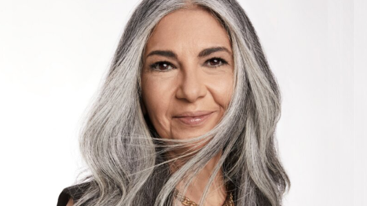 La valentía de una mujer que se animó a las canas: “Mi pelo largo y gris me hizo avanzar”