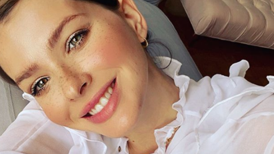 La China Suárez se derritió al conocer la historia de una perra que pasea con sus peluches