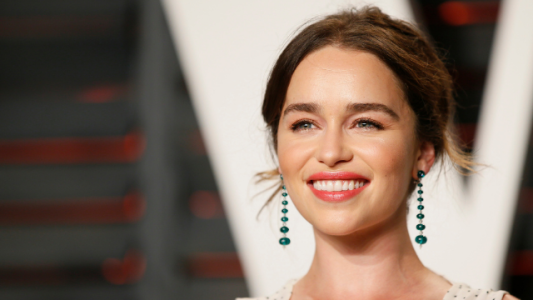 Emilia Clarke y un compañero de rodaje, entre rumores de romance