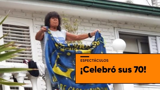 La Mona Jiménez cumplió 70 años y una multitud se acercó a saludarlo