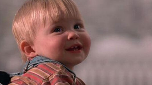 A 28 años de su estreno, la foto de la película: "Cuidado bebé suelto" que se volvió viral