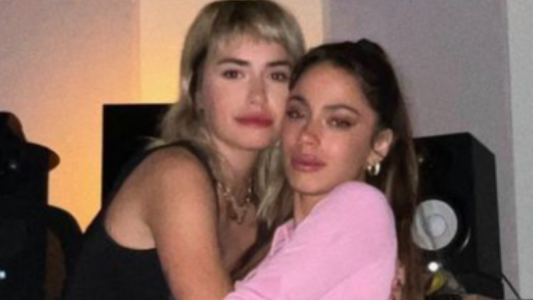 Lali Espósito y Tini Stoesel posaron juntas en un estudio de grabación