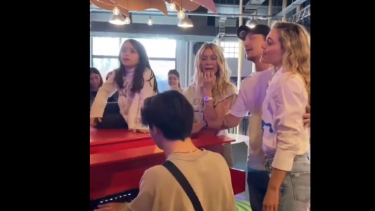 ¡Emoción total! La hija de Emilia Attias cantó un clásico de "Casi Ángeles" junto a su mamá