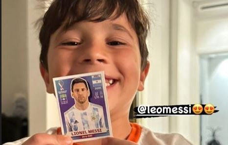 ¡Figurita difícil! La alegría de Mateo Messi al conseguir el preciado sticker de su papá
