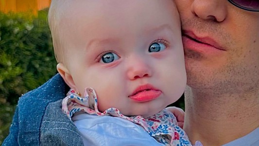 Del Moro celebró el cumplemes de Santa con bellas postales de sus niñas