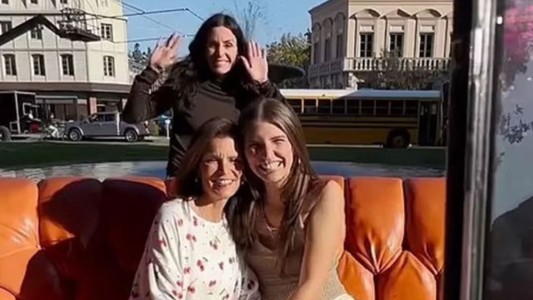 Courteney Cox se coló a la fotografía de unas fanáticas de "Friends" sin que lo notaran