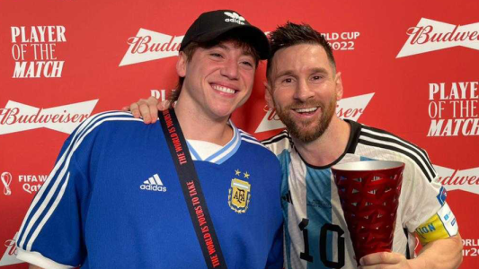 Paulo Londra le entregó la Copa al Jugador del Partido: ¡Leo Messi!