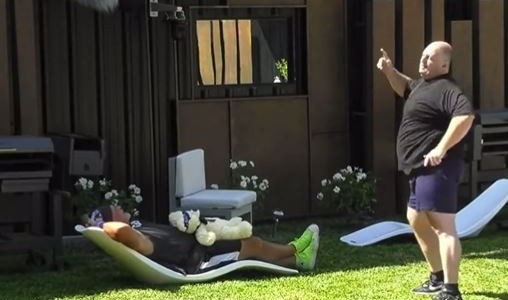 El equipo perfecto: Ariel se ganó al Alfa y se divirtió junto a él en el patio