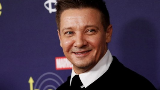 Jeremy Renner está en "estado crítico" tras un accidente en la nieve
